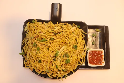 Veg Hakka Noodles [650 Ml]