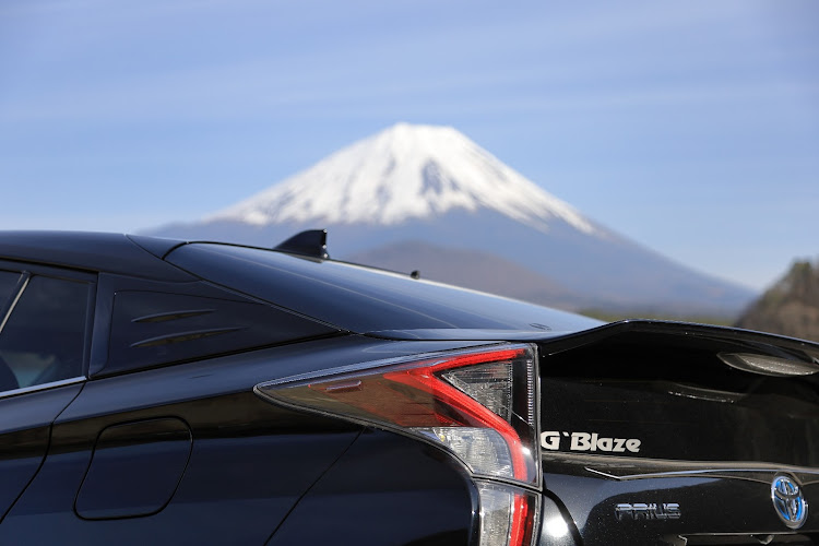 プリウスの自分で撮ったベストショットTOP3・Grand Blaze Racing・黄砂・愛車と富士山・discover＿ctに関するカスタム事例の投稿画像7枚目
