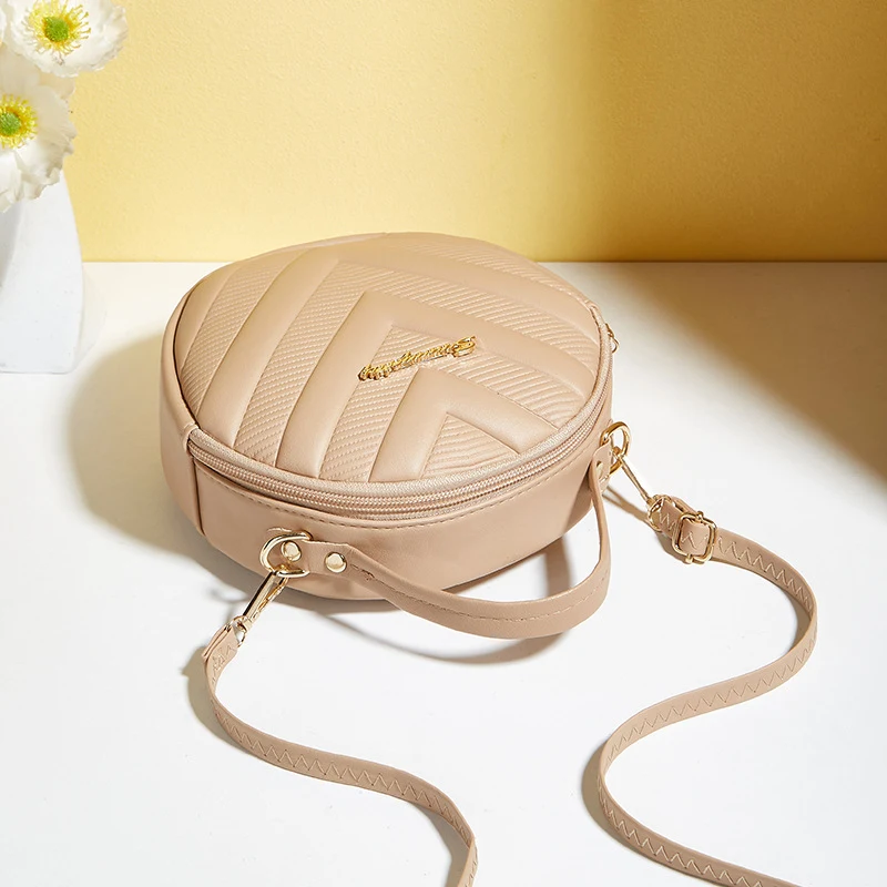 Bolsa Redonda Pequena Retrô com Relevo Coreano Texturizado. Acessório elegante e compacto, ideal para carregar o essencial com estilo e um toque retrô. Perfeita para o dia a dia.
