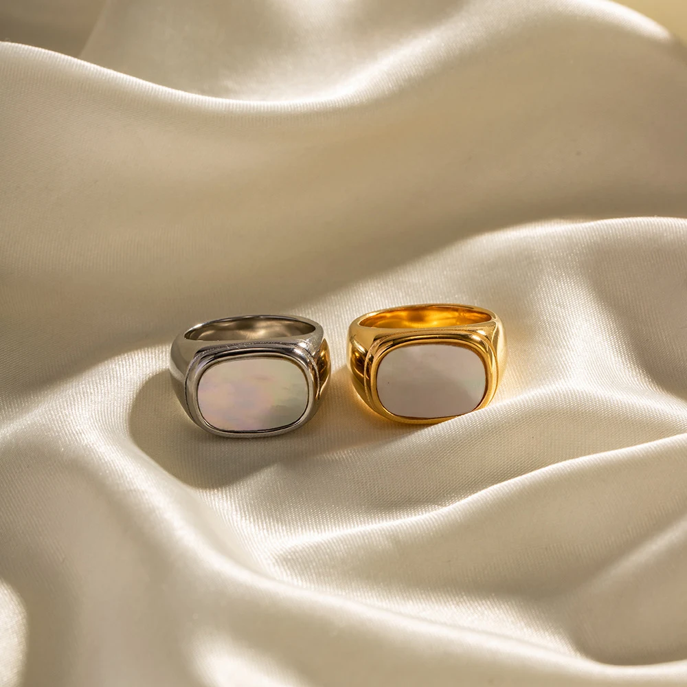 Title 6, Anillo Cuadrado con Concha Blanca de Acero Inox...