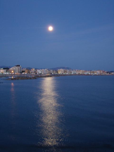 Luna sul mare di supergigi