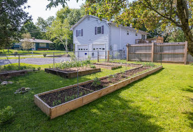 Farmhouse with garden 3