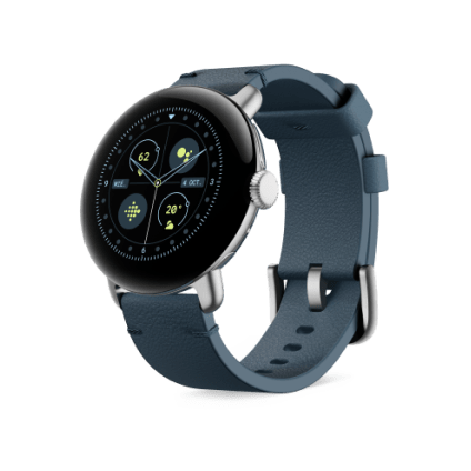 Plano oblicuo de la correa de cuero artesanal de Google Pixel Watch. Disponible en los colores obsidiana y musgo.