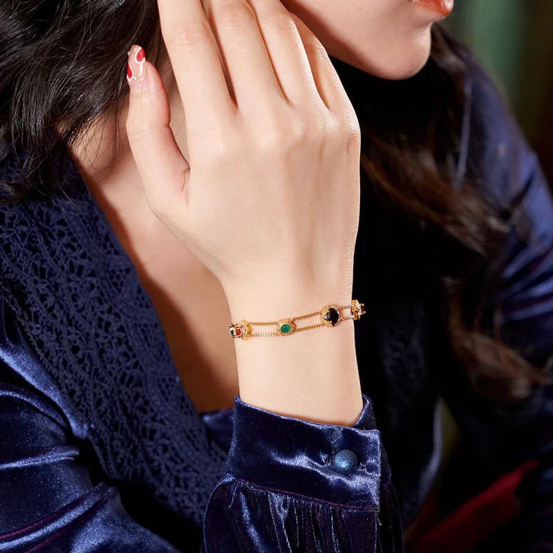 Bracelet français couleur douce à double couche, idéal pour un look féminin et raffiné. Sublimez votre poignet avec ce bijou unique et tendance.