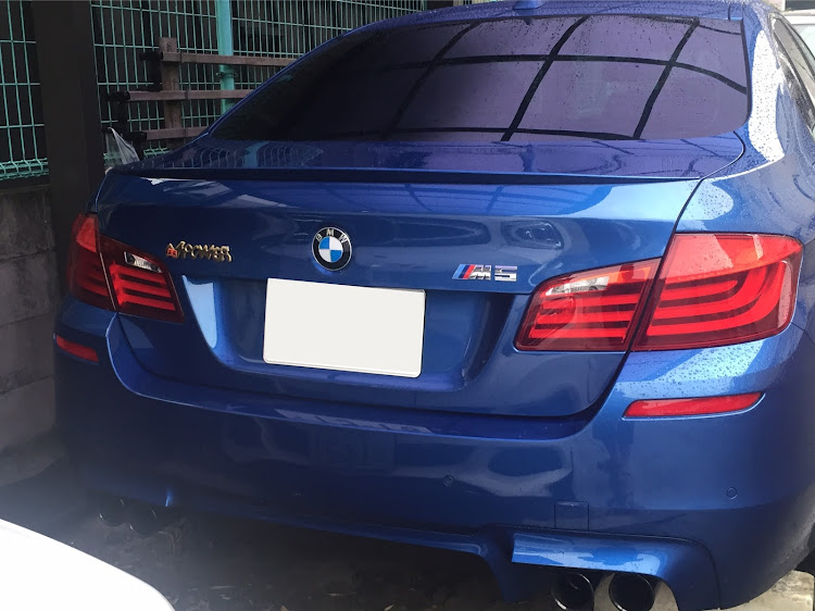 M5のにわかエンブレム・洗車部・アーティストゆーき・ニューアイテムに関するカスタム事例の投稿画像1枚目