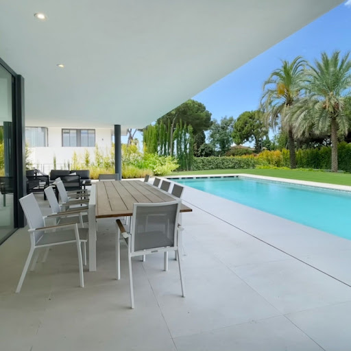Seaside villa with pool and garden 4
