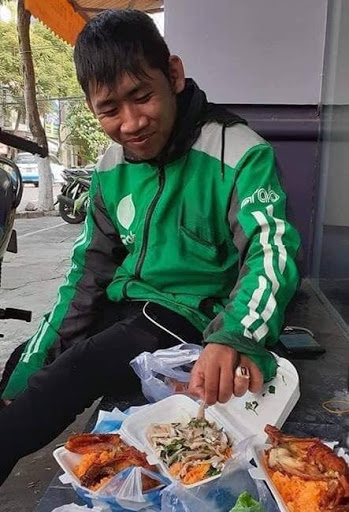 Anh chàng shipper chua xót khi phải cố gắng ăn suất cơm gà khi bị khách bom hàng.