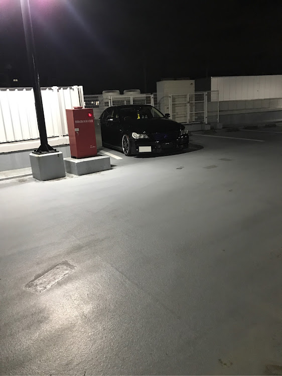 マークXの立体駐車場・gtウイング・ナンバープレートオフセット・グリル塗装・一言で言うと迷走期に関するカスタム事例の投稿画像4枚目