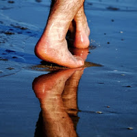 A piedi scalzi,sulla spiaggia.... di 