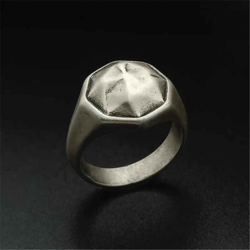 Bague Punk en acier titane tendance, ornement en acier inoxydable pour clubbing. Un bijou audacieux et stylé pour hommes et femmes, résistant et unique.