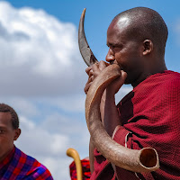 Suonatore di corno Masai di 