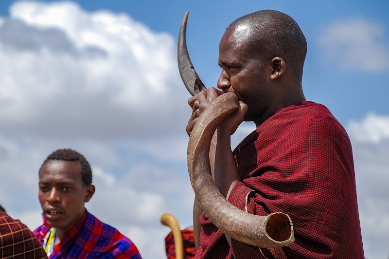 Suonatore di corno Masai di Highlander