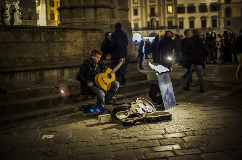 Con in braccio una chitarra a suonar una serenata di Erica C. Taranto