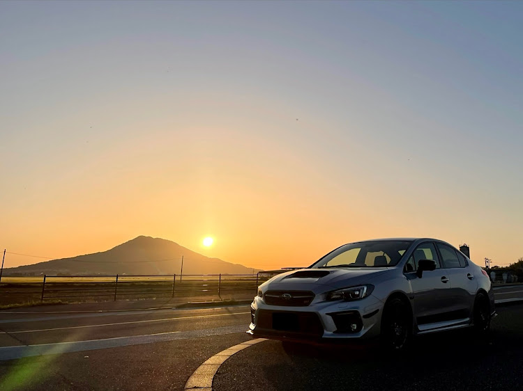 WRX S4の夕日とコラボ・仕事帰りに写活📸に関するカスタム事例の投稿画像1枚目