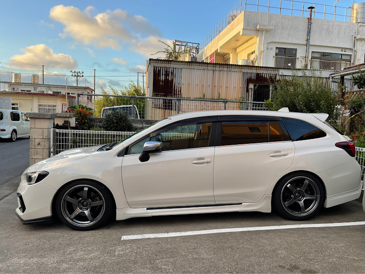 レヴォーグのs207風・カーボンシート・DIYに関するカスタム事例の投稿画像2枚目