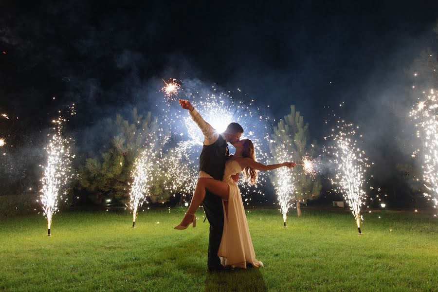 Fotografo di matrimoni Karolina Ruzanova (carolinadelina). Foto del 17 ottobre 2023