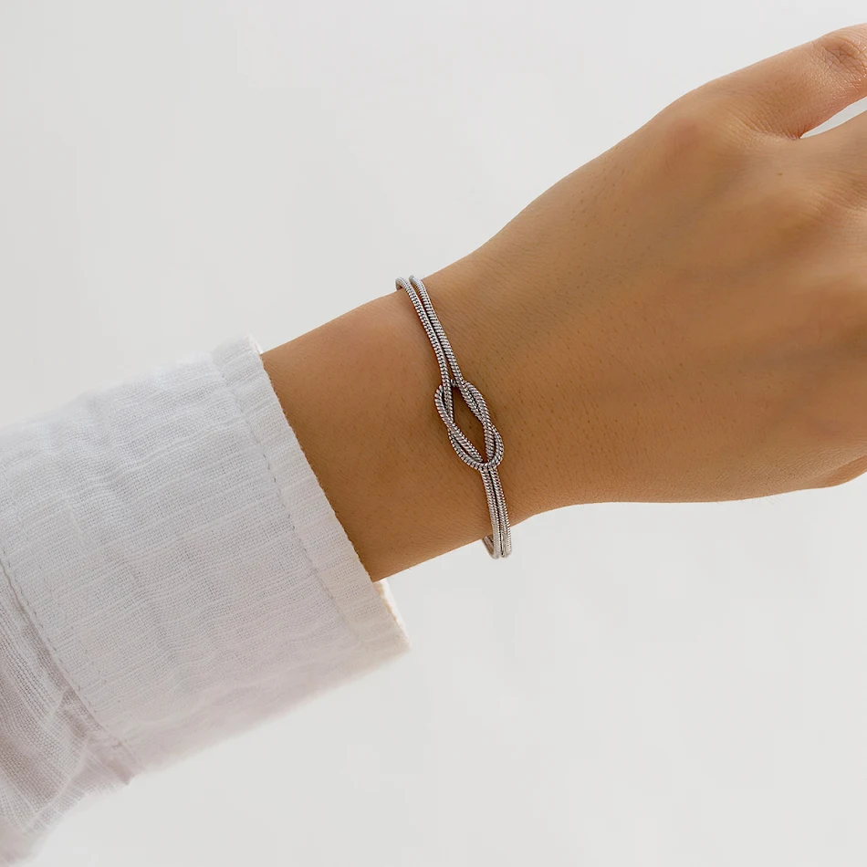 Pulseira de osso de cobra com nó simples, design de estilo frio, acessório de moda para um visual elegante e moderno.