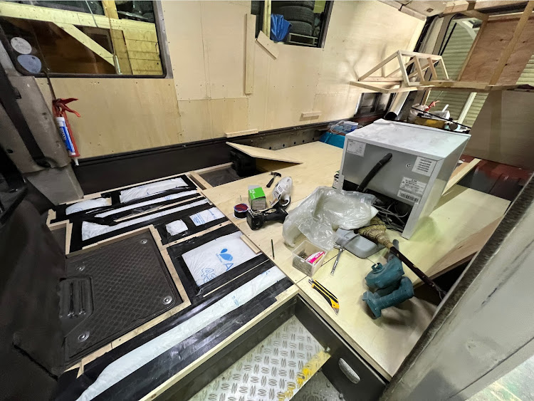 RYUSEI 代表 ざわちんさんが投稿したチームRYUSEI・ローザ・DIY・キャンピングカー制作・街宣車ぢゃないよに関するカスタム事例の投稿画像1枚目
