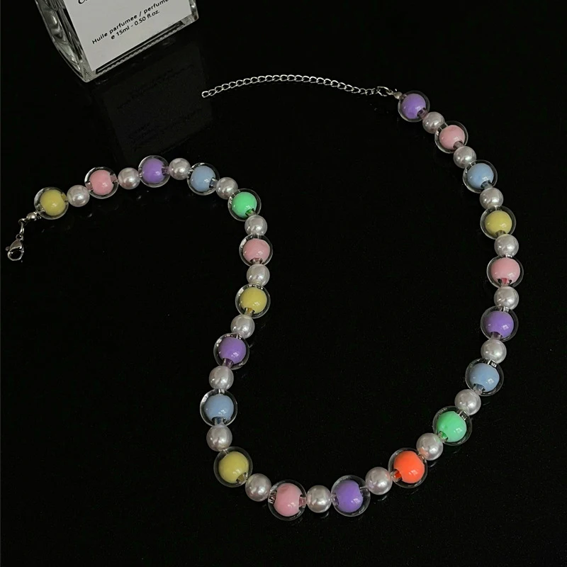 Colar de pérolas com contas de acrílico, cores doces e frescas, costura detalhada e design elegante. Adicione um toque de charme ao seu visual.