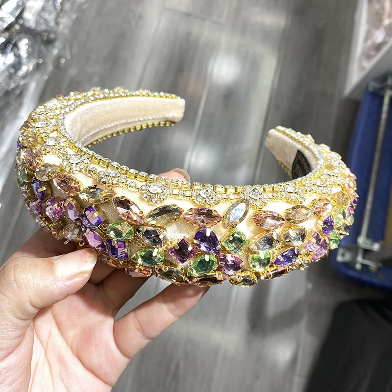 Dames haarband met brede strass steentjes zijkant, catwalk trendy, modieuze haarband, ideaal voor een stijlvolle en glamoureuze uitstraling.