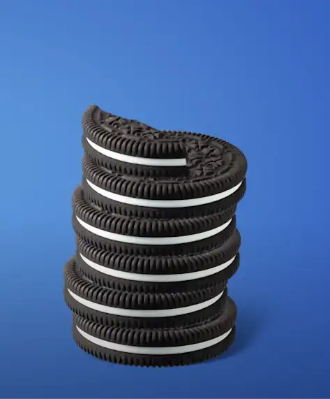 Biscuits Oreo en gros plan sur un fond bleu