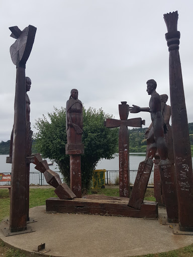 Esculturas colonos y mapuches