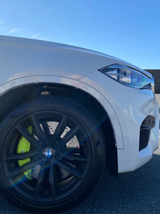 X6 Mのブレーキキャリパーが見たい・バナナキャリパー・エンジンフェチ・S63B44B・ブレンボキャリパーに関するカスタム事例の投稿画像2枚目