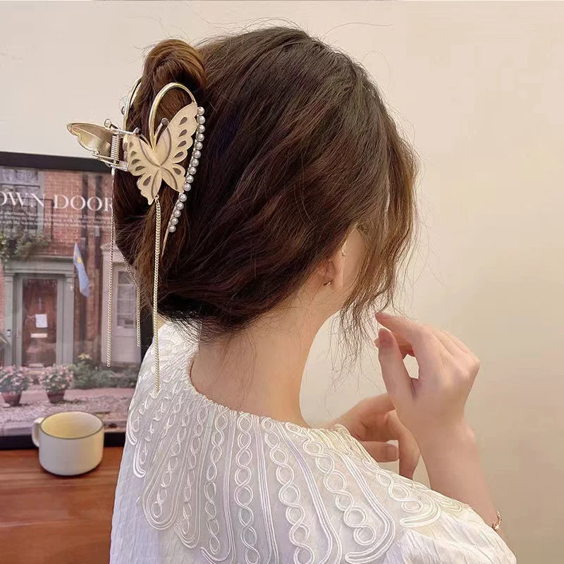 Barrettes d'été pour femmes avec pompon, papillon et perles, idéales pour des coiffures estivales rapides et élégantes, maintien impeccable.