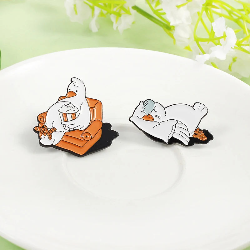 Broche d'oie blanche grande, simple et charmant. Sublimez votre tenue avec cette broche élégante et originale, parfaite pour ajouter une touche de fantaisie.