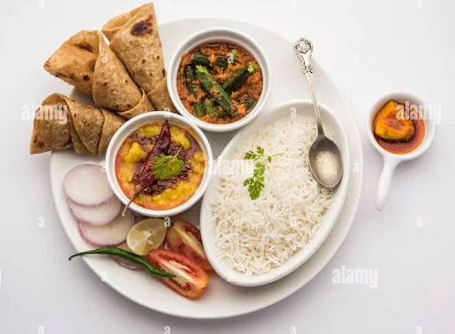 Dal Tadka, Butter Roti (5 Pcs), Salad & Lahsun Chutney