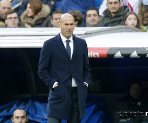 VIDEO: Die man verdient een standbeeld in Madrid! Zidane plakt kauwgom voor volle perszaal onder tafel... in Barcelona