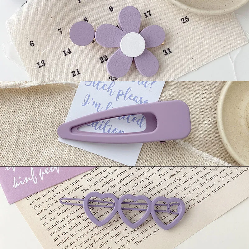 Neue lila Mädchen-Haarspange mit Herz, reiner Farbe und Blume. Seitlicher Clip für einfaches Styling. Perfekt für jeden Anlass, bezaubernd und süß.