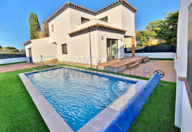 Villa with pool and garden 4