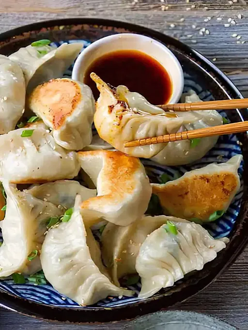 Paneer Black Pepper Pan Fried Momos (6 Pcs)