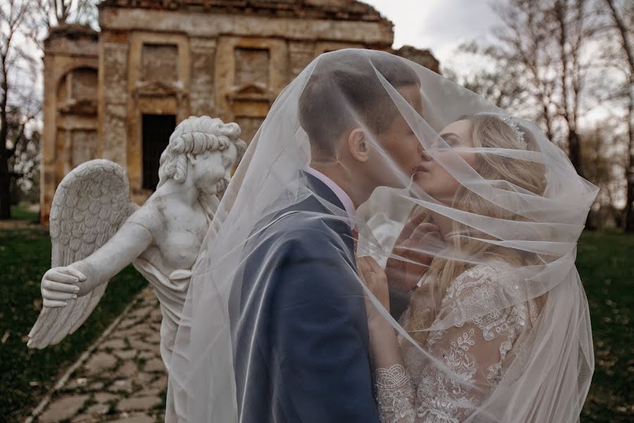 Jurufoto perkahwinan Irina Semenova (lampamira). Foto pada 3 Julai 2019