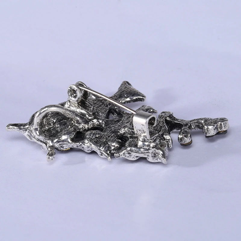 Broche de coruja de concha marinha, um acessório artesanal e exclusivo que adiciona um toque boêmio e elegante a qualquer roupa.