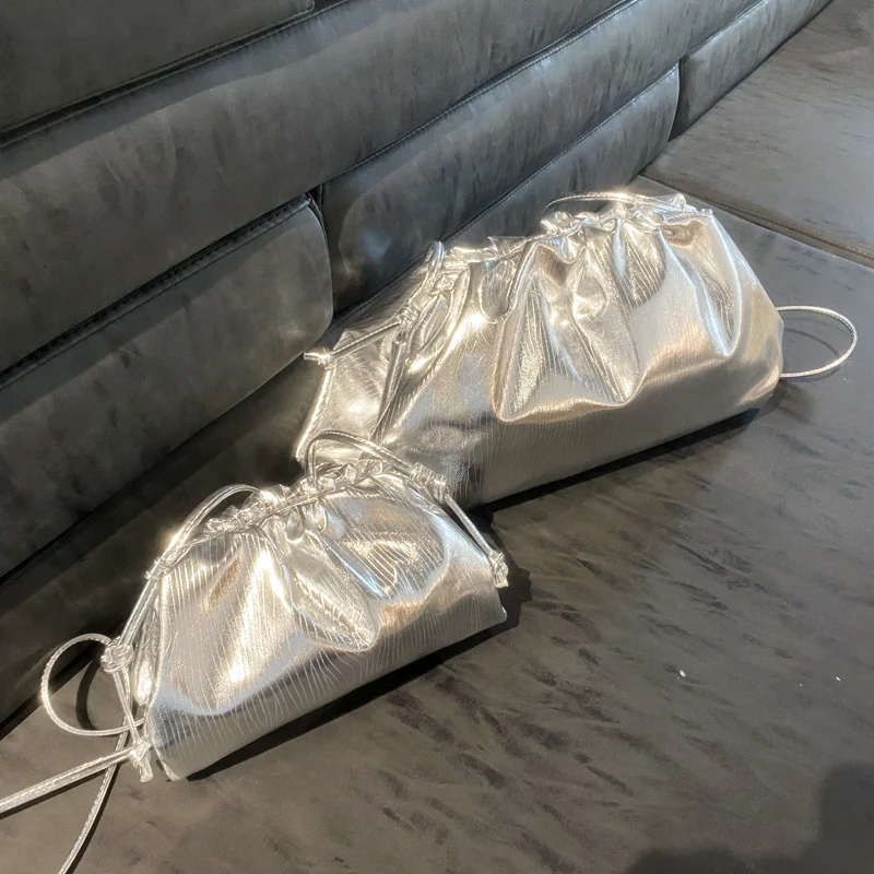 Ženska Nova Cloud Woven torba na jedno rame, dijagonalna, elegantna i funkcionalna. Idealna za svakodnevnu upotrebu, moderna i udobna.