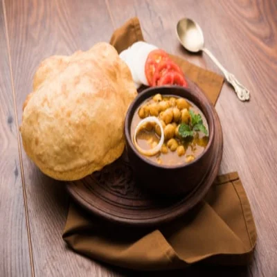 Poori ( 4Pcs) + Chole