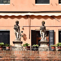 palazzo veneziano dipinto con tono di pesca vellutato di 