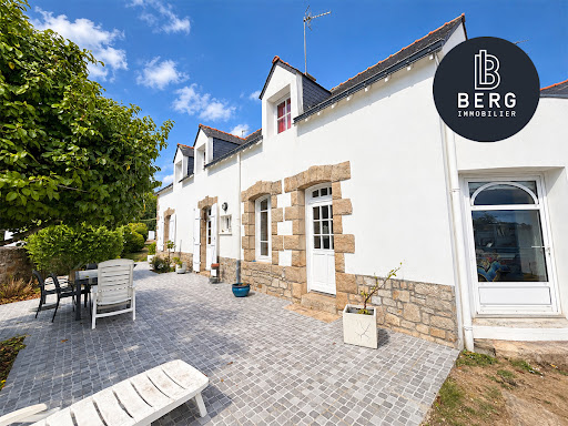 Prestige property for sale in La trinite-sur-mer (56470) - White house with paved terrace and garden