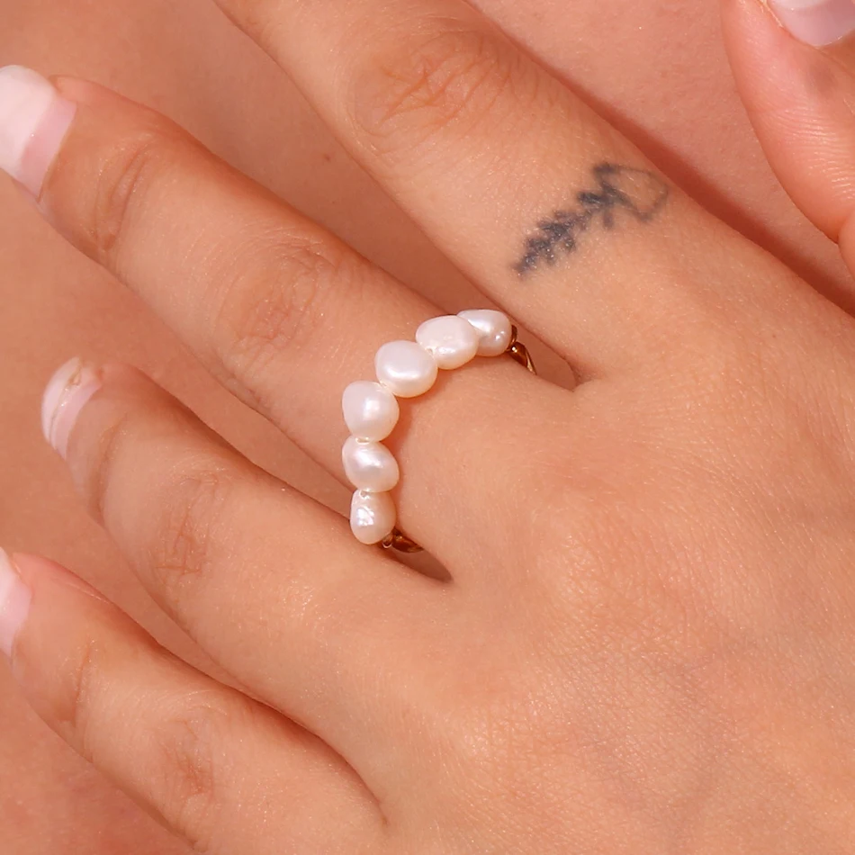 Vrouwenmode jurk met stiksels en metalen ring, stijlvol en flatterend voor een elegante look. Accentueer je figuur en creëer een unieke uitstraling.