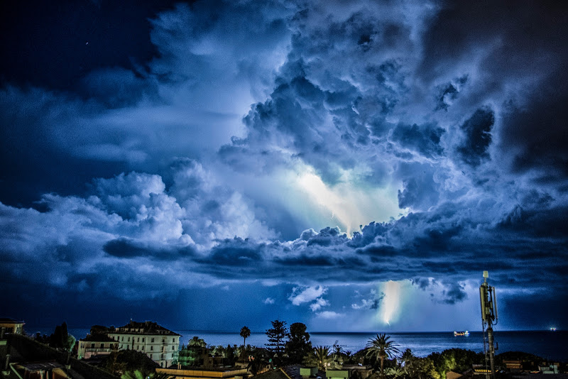 Blu tempesta di Elisabetta Castellano