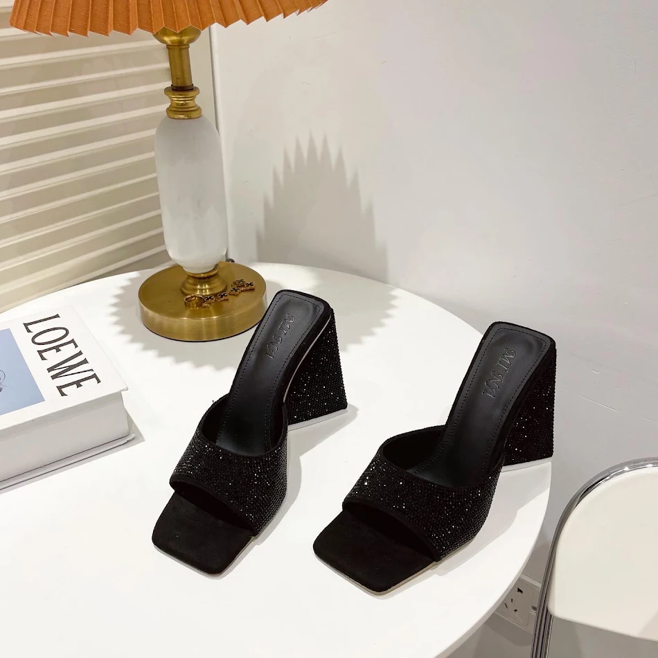 Sapatos de salto alto triangulares com strass da Factory Direct. Adicione brilho e elegância ao seu visual com estes sapatos deslumbrantes. Compre agora!