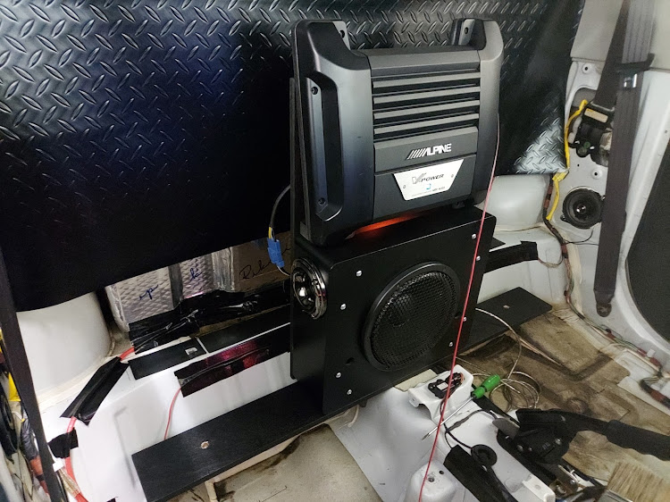 ジムニーのJB23ジムニー　ピックアップ・電装+大工作業・サブウーファー改造・DIY・早く寝ないとに関するカスタム事例の投稿画像2枚目