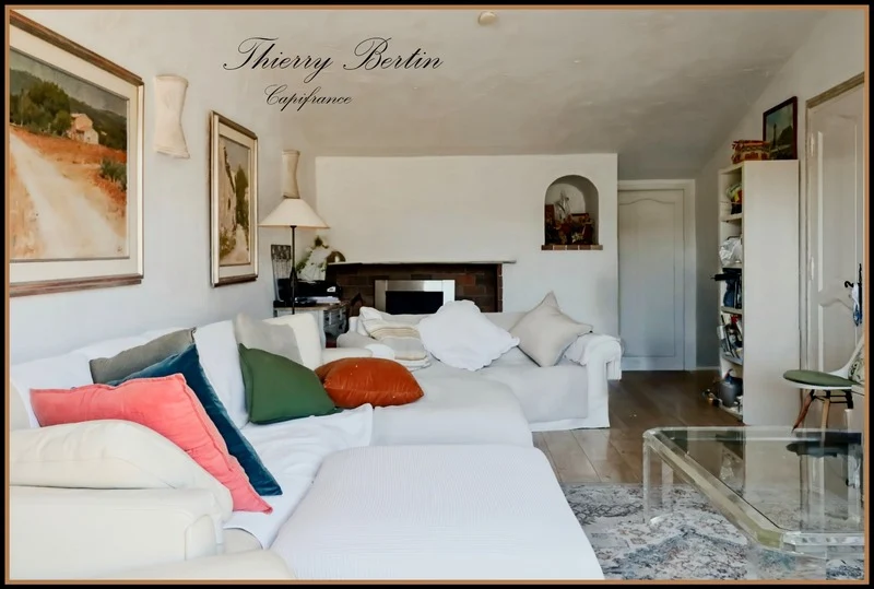 Salon blanc, canapé modulable, cheminée - Appartement à vendre à LA COLLE SUR LOUP, 4 pièces, 3 chambres