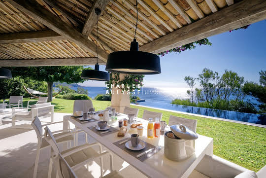 Villa avec piscine en bord de mer