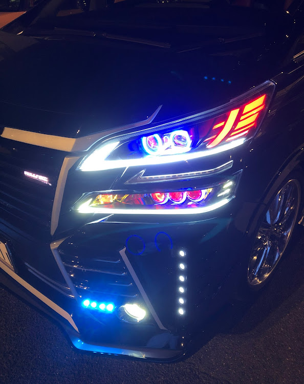 ヴェルファイアの左半顔写真展・ACC airrunner・タイヤ交換・jewelry style・NITTO NT555 G2に関するカスタム事例の投稿画像2枚目
