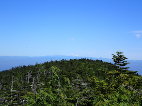 お宮の横から白山が見える