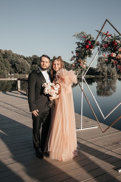 Fotógrafo de casamento Elina Larchenkova (okeyelina). Foto de 11 de outubro 2022