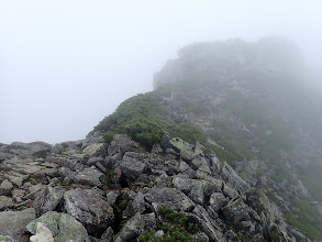 ガスで登山道を見失わないよう進む